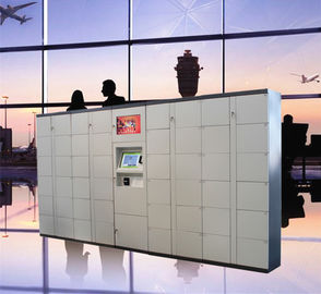 Armadio di bagaglio della stazione ferroviaria dell'aeroporto con lo schermo di pubblicità e di pagamento con carta di credito