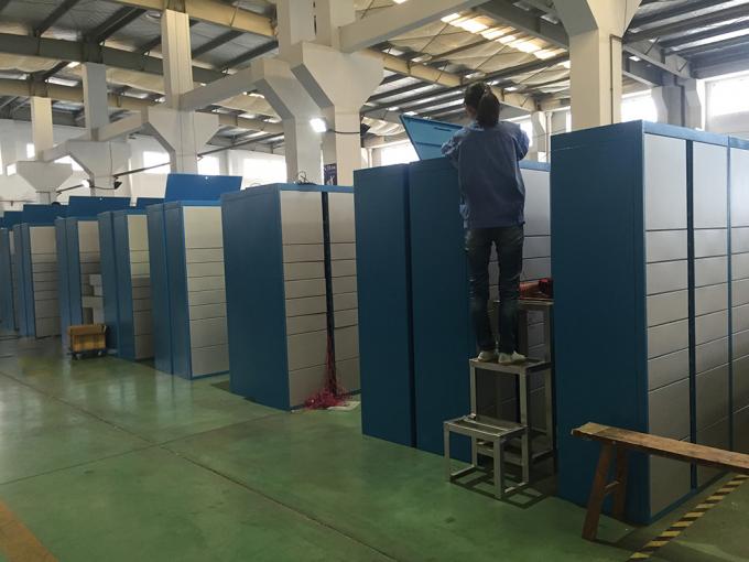 Armadio di bagaglio della stazione ferroviaria dell'aeroporto con pagamento con carta di credito e lo schermo 0 di pubblicità